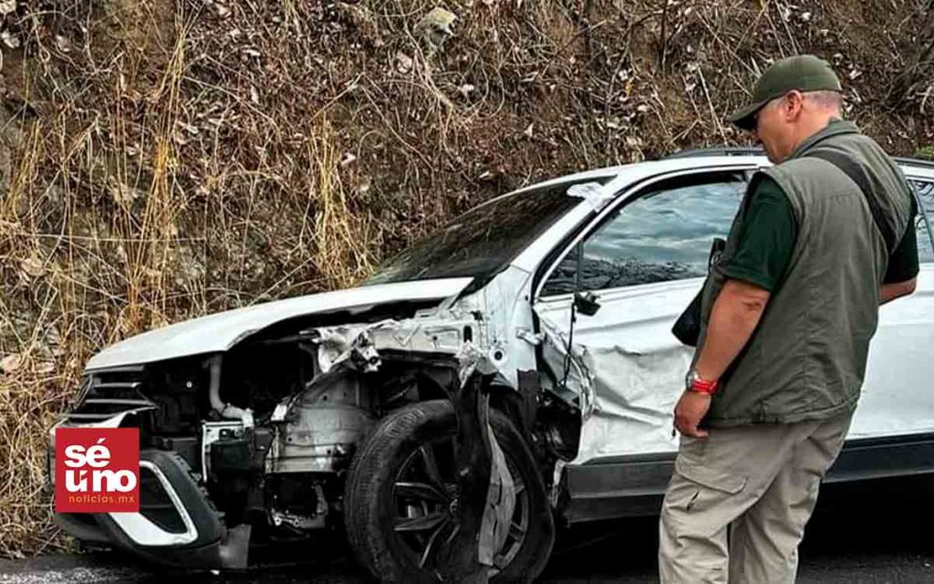 camioneta-del-equipo-de-defina-gomez-es-impactada-por-un-trailer-en-tejupilco
