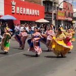 Vistoso desfile del 5 de mayo, conmemorativo de la Batalla de Puebla en Nogales Sonora